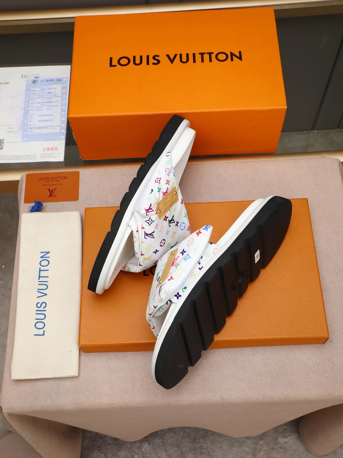 PP360 [LOUIS VUITTON] Louis Vuitton, LV printing, men's and women's slippers are on the market. The drawer box packaging comes with a cloth bag and a card. The upper pattern looks very soft and waxy, and it is a super versatile leg slimming tool. Fabric: imported denim/canvas/old fabric, LV hardware LOGO, official website pattern printing, comfortable to wear, feet: high-elastic PU water table. Sole: foam sole, heel height: about 5cm. Code number: 35-46, 35, 45, 46 are custom-made and non-returnable. Color: multiple colors and styles available.